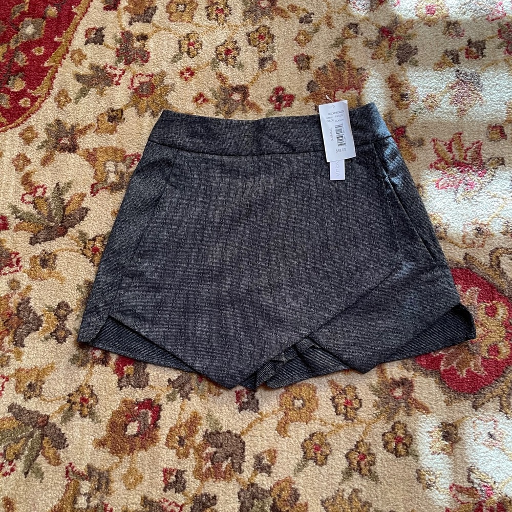 NWT.Aqua envelope skort.Size XS.Black/White woven